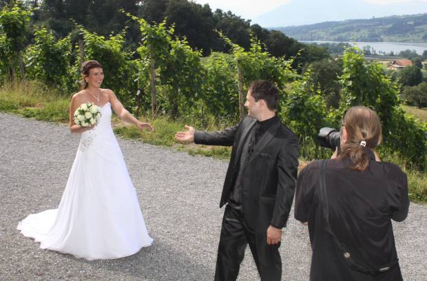 Bräutigam sieht seine Partnerin zum ersten Mal im Brautkleid.