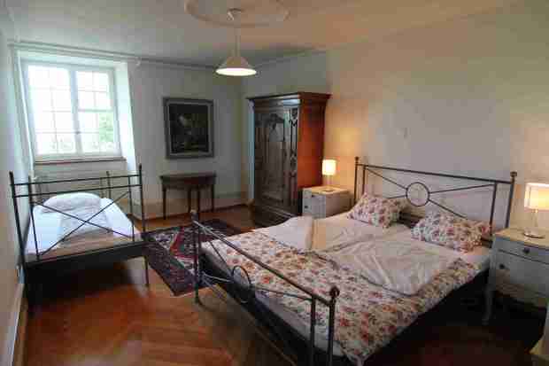 Blick in ein Schlafzimmer.