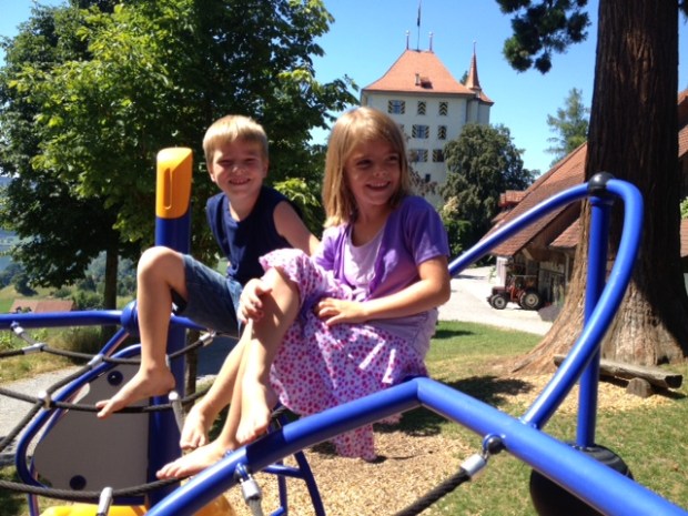 Auf dem Spielplatz vor dem Schloss tummeln sich Prinzessinnen und Prinzen.