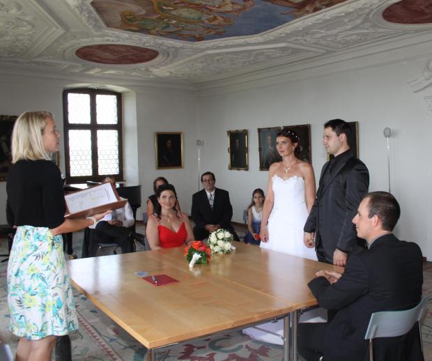 Sie geben sich das Ja-Wort.