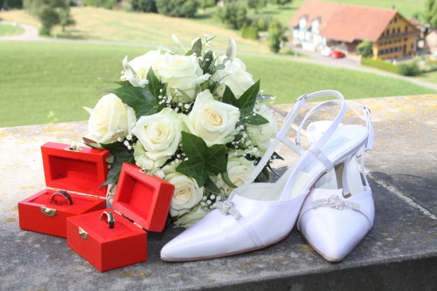 Brautschuhe und Ringe.