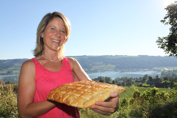 Ines Ruckstuhl-Bättig tischt mit ihre Hausspezialität auf: Speckbrot mit Baumnüssen.
