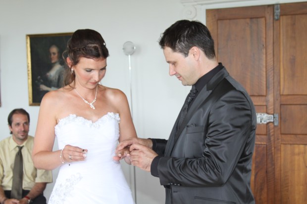 Den Ring an den Finger gesteckt.