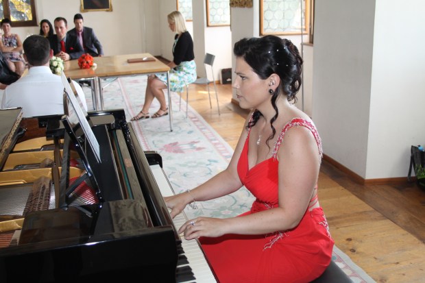 Spielte "Ballade pour Adeline" von Richard Clayderman und "Can you feel the love tonight" von Elton John: Trauzeugin Helene Michlig.