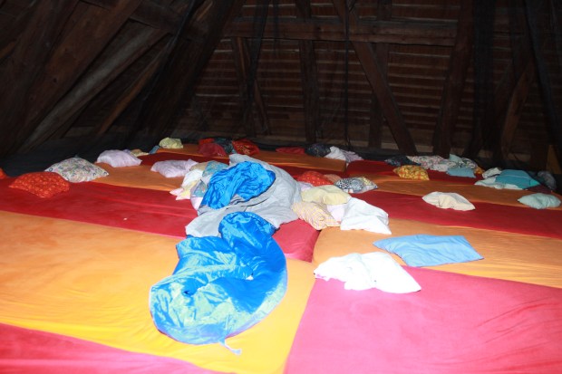 Auf diesem (Kissen)schlachtfeld auf dem Estrichboden habe ich die Nacht verbracht.